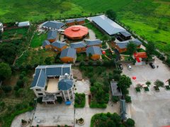 內蒙古卓資縣大型休閑農(nóng)莊合成樹脂瓦工程案例